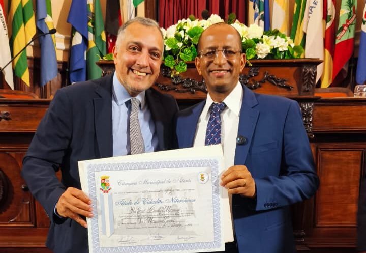 Deputado Carlos Macedo recebe o Título de Cidadão Niteroiense